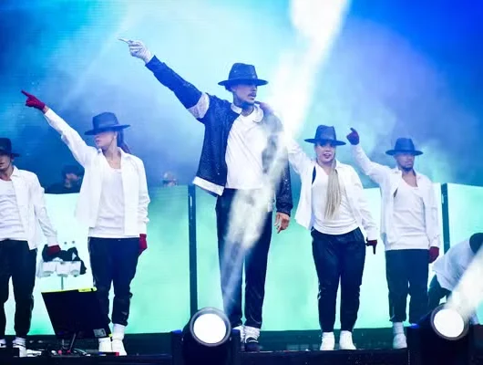 Livinho homenageia Michael Jackson e levanta multidão no Lollapalooza