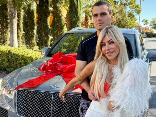Um ano após prisão, Liziane Gutierrez volta com o marido e ganha carro de luxo