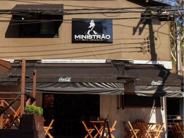 Bar em bairro nobre de SP é interditado após suspeita de bebida com metanol