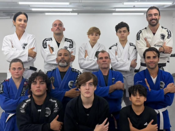 Luta apenas no tatame: Ivete Sangalo treina jiu-jitsu com o ex-marido e o filho