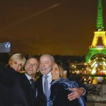 Durante visita de Lula, Torre Eiffel é iluminada de verde e amarelo em homenagem ao Brasil