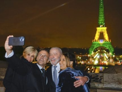 Durante visita de Lula, Torre Eiffel é iluminada de verde e amarelo em homenagem ao Brasil