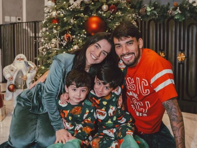 Lucas Paquetá e Duda Fournier conquistam a web em fotos de Natal com os filhos