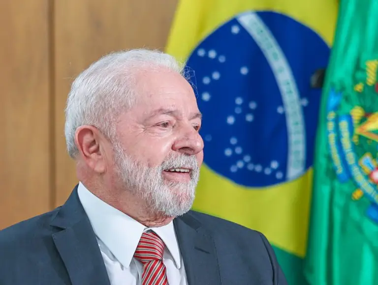 Lula está liberado para voltar ao trabalho, diz novo boletim médico