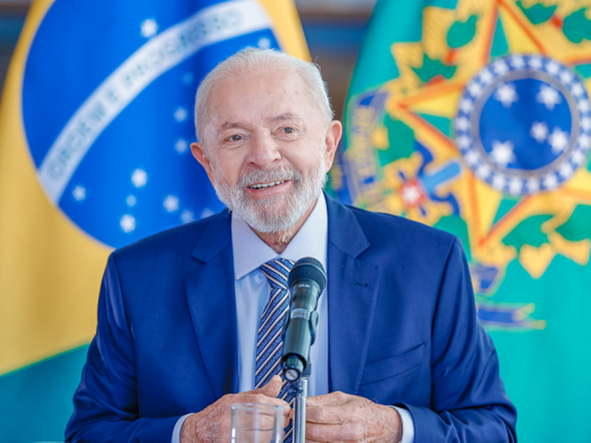 Após sofrer um acidente doméstico no sábado (19), o presidente Luiz Inácio Lula da Silva (PT) trabalhou nesta segunda-feira (21) do Palácio da Alvorada (Ricardo Stuckert/PR)
