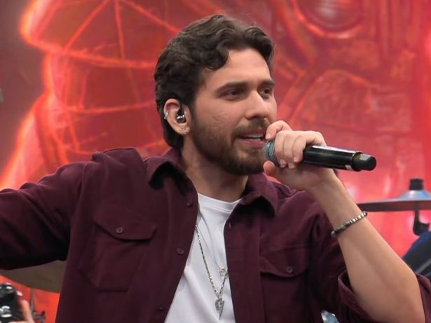 Gustavo Mioto fala sobre como lida com fake news durante pocket show na Band
