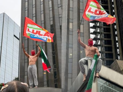 Manifestante rouba a cena em ato pró-Lula e é apelidado de “gostoso da Paulista”