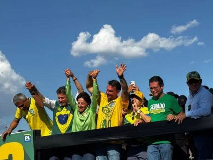 Flávio Bolsonaro confirma ida a debate da Globo e confronta Lula