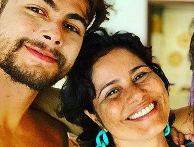 Mãe de Rafa Vitti se declara ao marido e  confunde internautas
