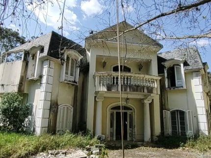 Caindo aos pedaços: veja como está a mansão abandonada do reality show “Ídolos”