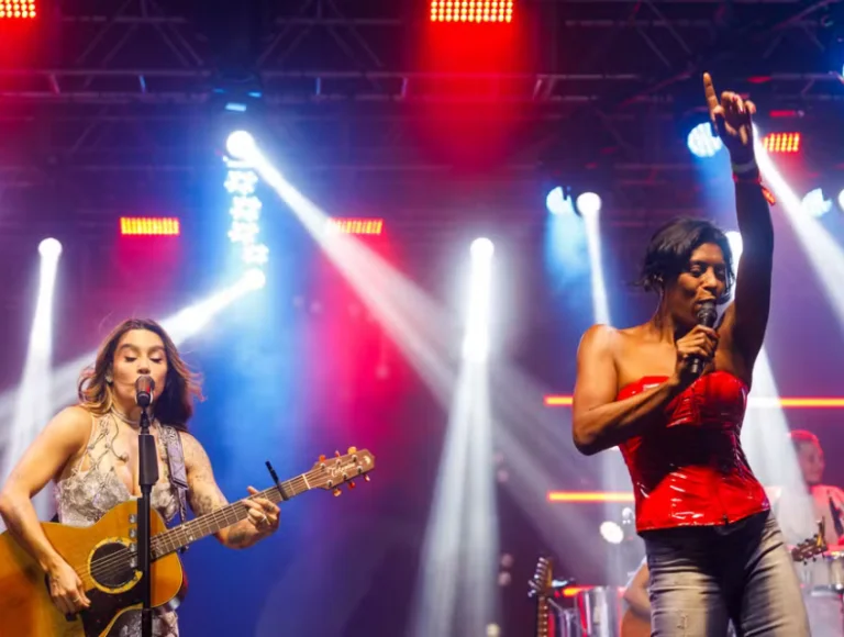 Márcia Fu canta  Escrito nas Estrelas com Lauana Prado em show