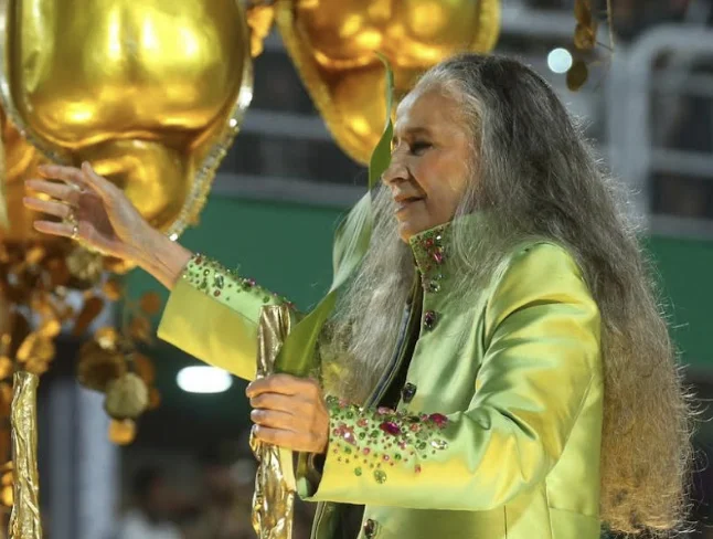 Maria Bethânia desfila pela Mangueira em homenagem a Alcione: “Estou emocionada”