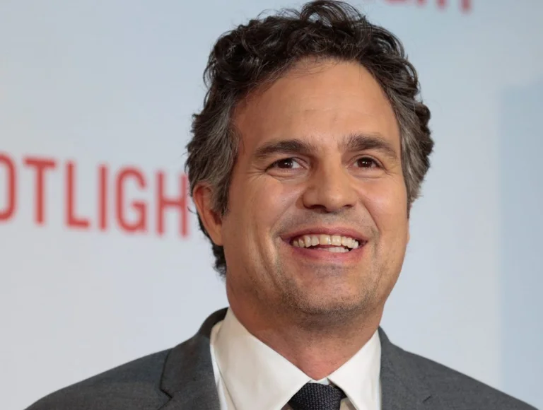 Mark Ruffalo revela vergonha ao gravar cenas de sexo em novo filme: “Almofada na bunda”