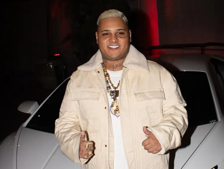 MC Ryan usa carro de mais de R$ 1 milhão para promover nova música