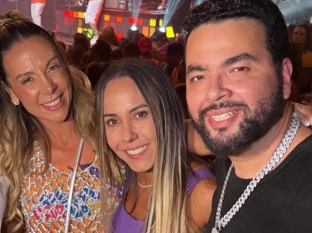 Mulher Melão curte evento carnavalesco nos Estados Unidos e se encontra com Carla Perez