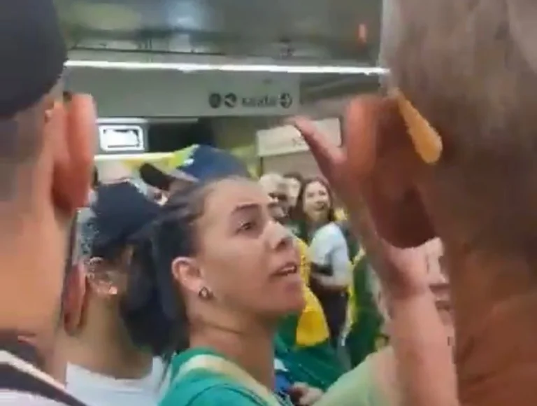 Membros da Gaviões da Fiel barram bolsonaristas em metrô de SP; assista