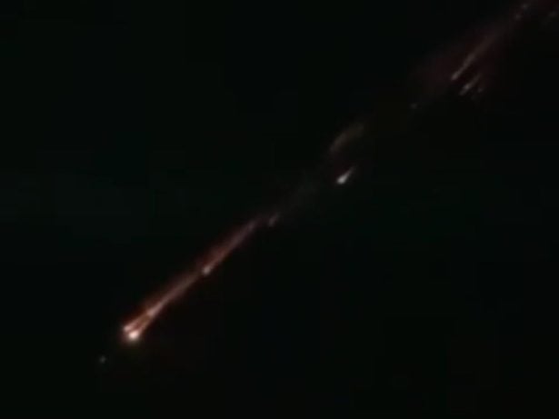 Meotoro? Objeto luminoso rasga o céu em chamas e causa alvoroço nas redes