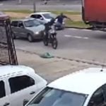 Ladrão de moto leva “voadora” no meio da rua e é preso após tentar fugir