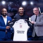 Corinthians acerta com atacante Vitinho até 2026
