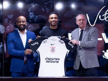 Corinthians acerta com atacante Vitinho até 2026