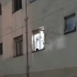 Mulher salta de prédio com filha nos braços para escapar do marido armado em SP