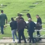 Último adeus: Renner ajuda a carregar caixão de Rick durante enterro