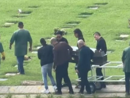 Último adeus: Renner ajuda a carregar caixão de Rick durante enterro