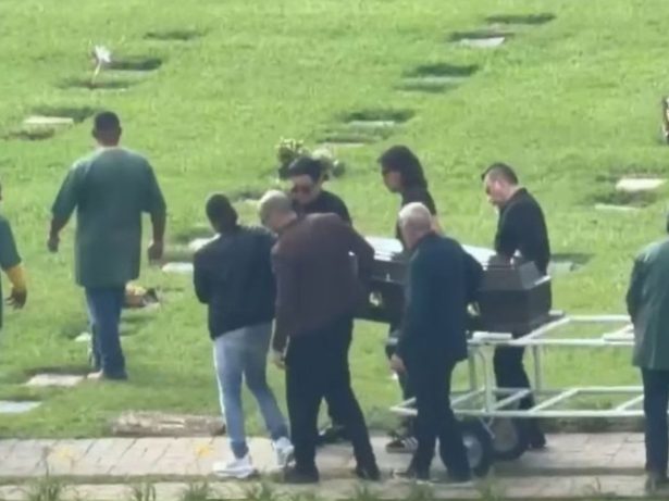 Último adeus: Renner ajuda a carregar caixão de Rick durante enterro