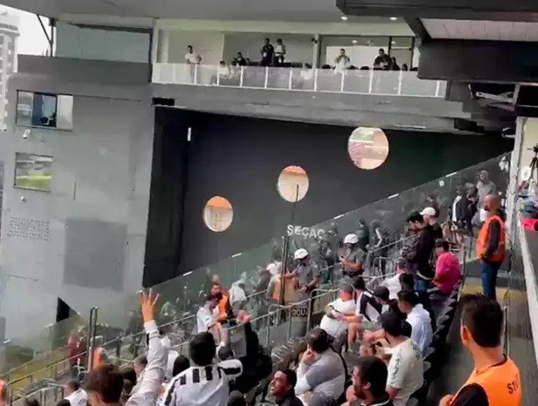 Narrador de estádio do Santos provoca o Vasco: “Time que mais conhece a Série B”