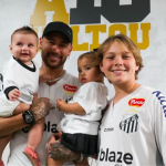 Um pai completo! Neymar posta foto com Davi, Mavie e Helena pela 1ª vez