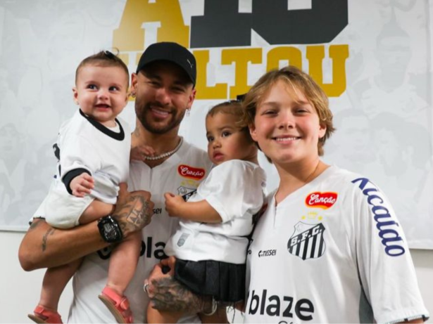 Um pai completo! Neymar posta foto com Davi, Mavie e Helena pela 1ª vez