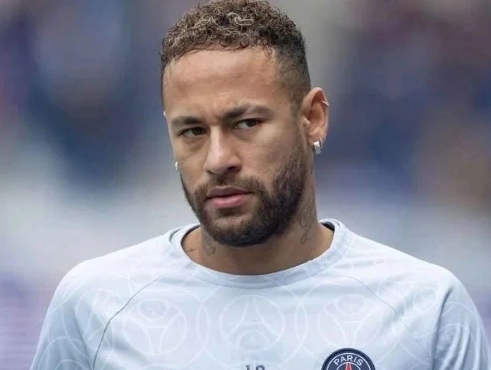 Neymar quebra o silêncio após festão com  mulheres, “parças” e o próprio pai