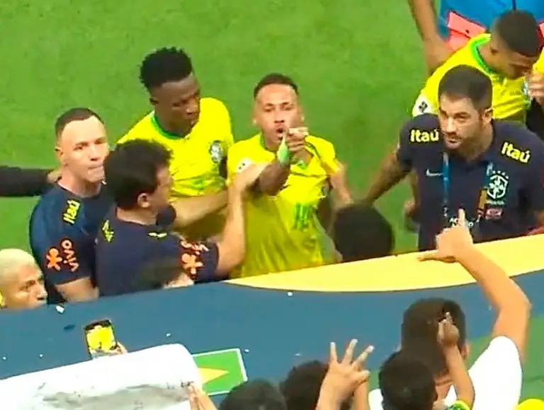 Neymar leva “pipocada” na cabeça, xinga torcedor e sai vaiado após jogo do Brasil