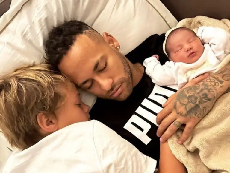 Neymar posta foto dormindo com Davi e Mavie e encanta a web