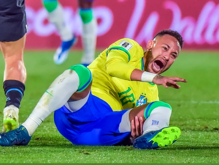 Neymar sofreu uma grave lesão em partida contra o Uruguai, pela seleção brasileira, em outubro do ano passado (Getty Images)