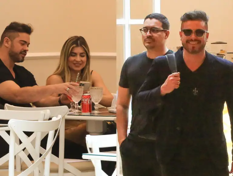 Voltando à rotina, Sidney Sampaio passeia com amigos em shopping no Rio