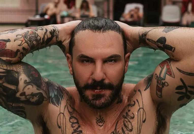 Ex-BBB Wagner Santiago exibe antes e depois de harmonização no pênis