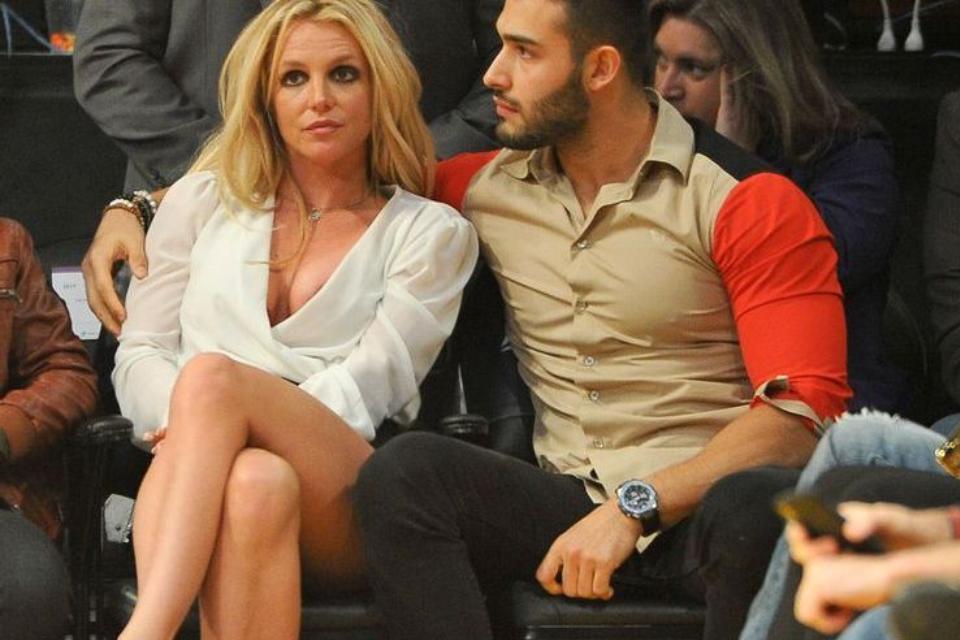 Marido de Britney Spears foi atacado por ela durante o sono, diz site