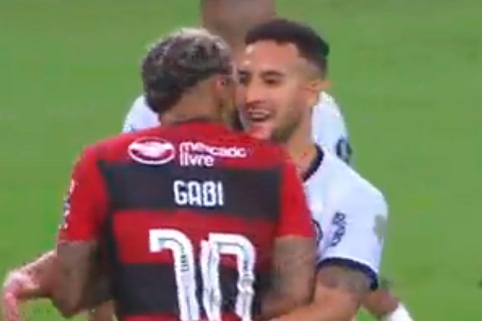 Gabigol dá “beijinho” em adversário e viraliza nas redes sociais