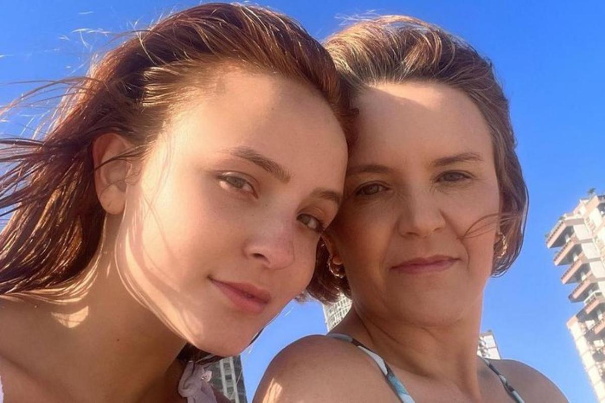 Mãe de Larissa Manoela diz que filha tinha conhecimento sobre venda de imóveis