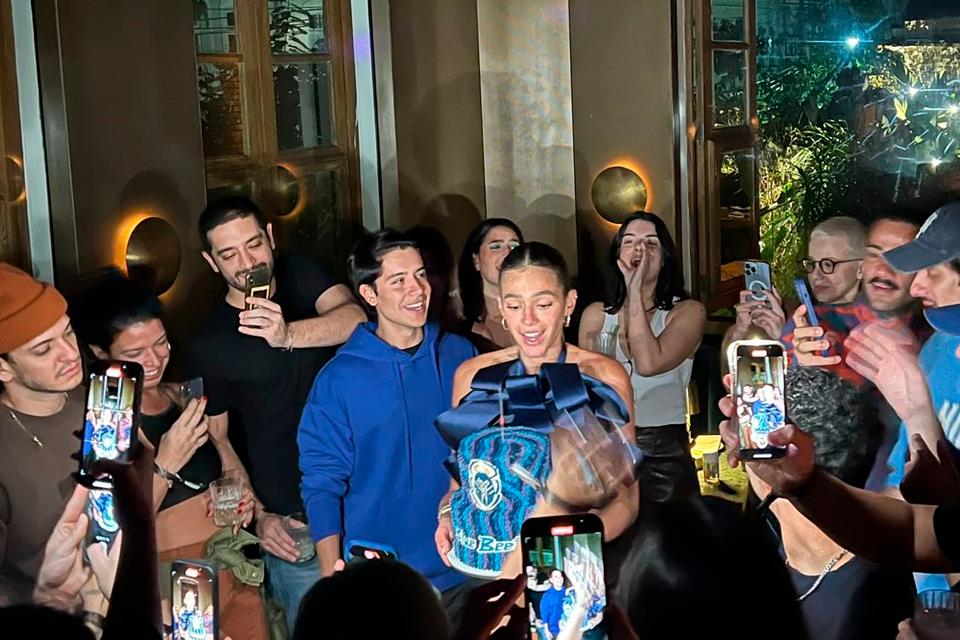 Em pré-estreia de Besouro Azul, Bruna Marquezine comemora aniversário