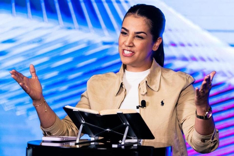 Pastora se pronuncia após cancelar apresentação em igreja por cantor gay subir em altar