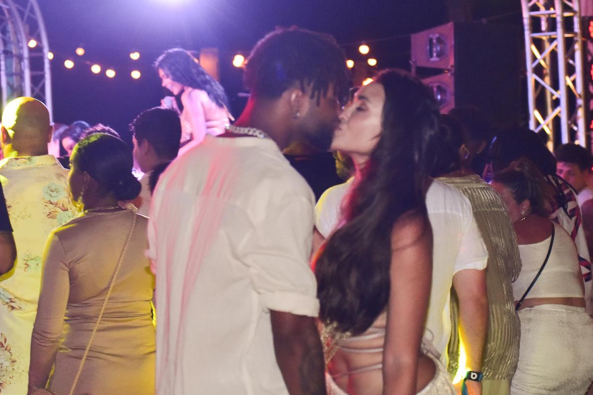 Sarah Andrade e MC Zaac dão beijão em Curacao, no Gabi Weekend