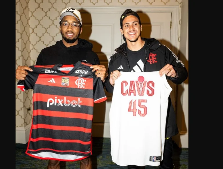 Novo uniforme do Flamengo é divulgado em encontro de Pedro com astro da NBA. Veja!