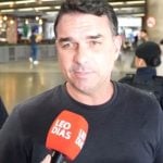 De volta ao Brasil, Flávio Bolsonaro pressiona Senado a discutir impeachment de Alexandre de Moraes
