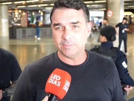 De volta ao Brasil, Flávio Bolsonaro pressiona Senado a discutir impeachment de Alexandre de Moraes