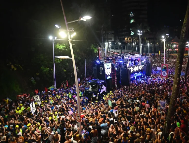 O Carnaval já começou! Baianasystem arrasta multidão em Salvador