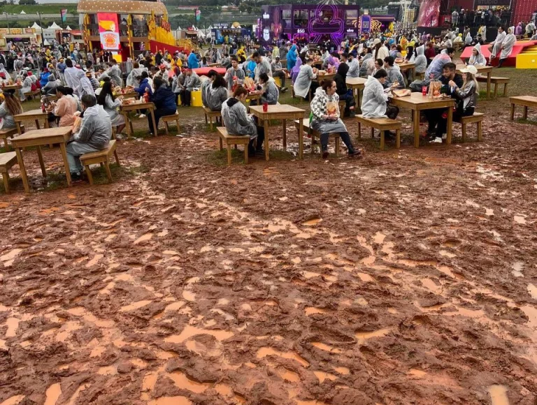 O que a Globo não mostra: Lollapalooza tem ingresso caro, lama e muito perrengue