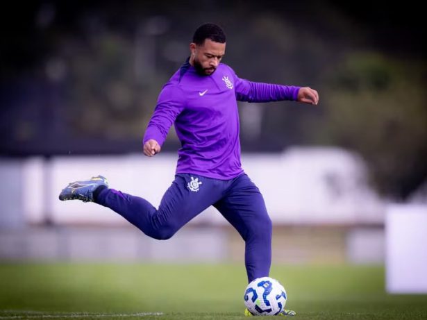 Memphis se irrita com preparação física do Corinthians e contesta controle de carga