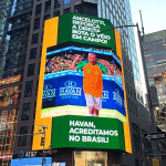 Véio da Havan invade Times Square e surpreende brasileiros em Nova Iorque